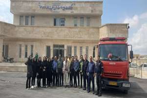 همکاری واحد آتش نشانی شهرداری قادرآباد جهت آموزش و اطفاء حریق