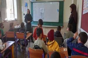 کارشناس مسئول تغذیه مرکز بهداشت حضرت فاطمه زهرا (س) قادرآباد با حضور در مدارس منطقه به  باید ها و نباید های تغذیه دانش‌آموزان و صبحانه سالم تأکید کرد