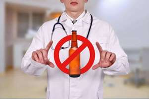 با توجه به حساسیت سن نوجوانی، از مشاوره و روان‌شناسی بالینی برای پیشگیری از مصرف توسط فرزندان استفاده کنند. در صورتی خانواده متوجه مصرف الکل فرزند شدند، باید فوراً او را به بیمارستان منتقل کنند و نباید منتظر بروز علائم مسمومیت الکلی باشند